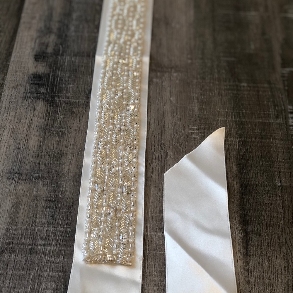 David’s Bridal Scalloped Crystal and Pearl Belt